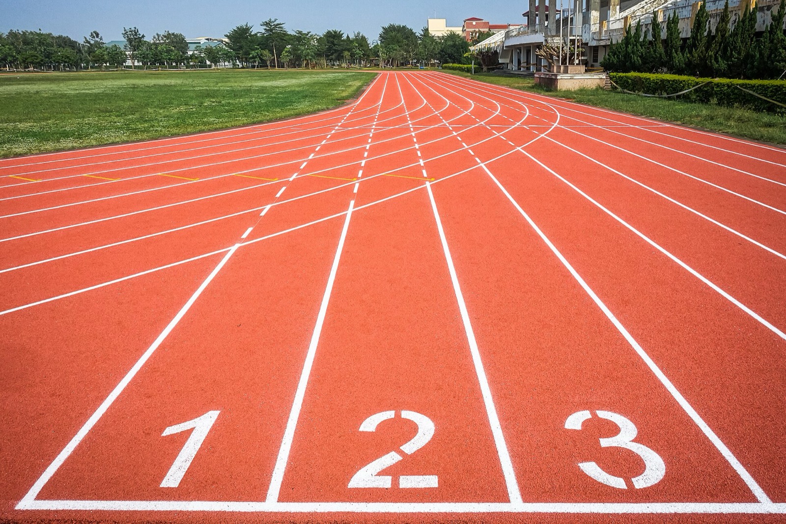 Lignes et couloirs d’une piste d’athlétisme.